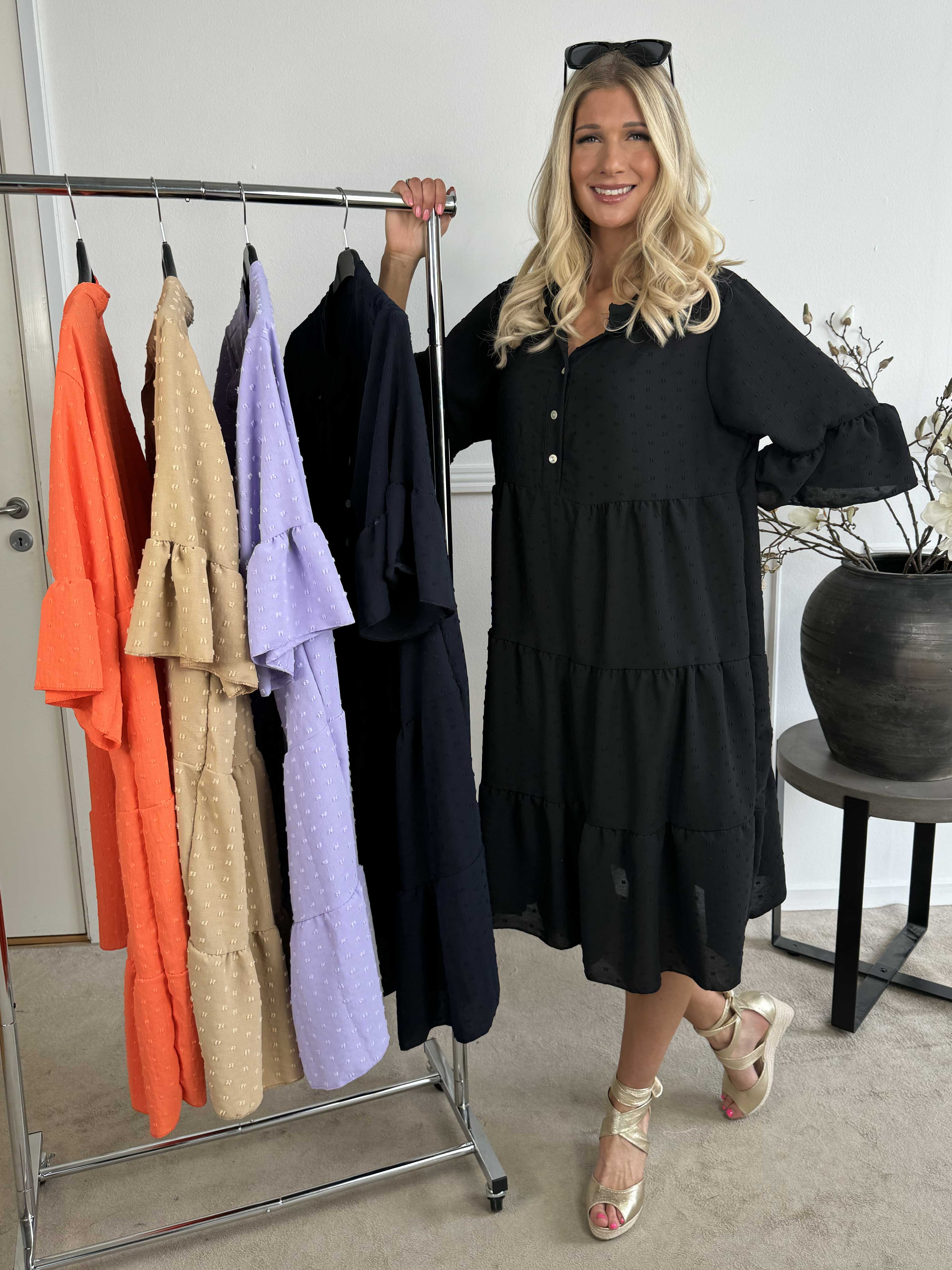 Amanda - Feminin klänning med söta ärmar